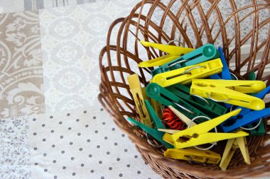 Hasır sepette çok renkli mandallar, yakın plan.