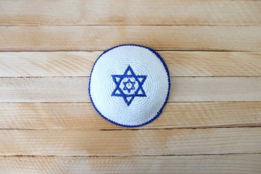 Yahudi kippah şapkası ve ahşap arka planda David 'in yıldızı var.