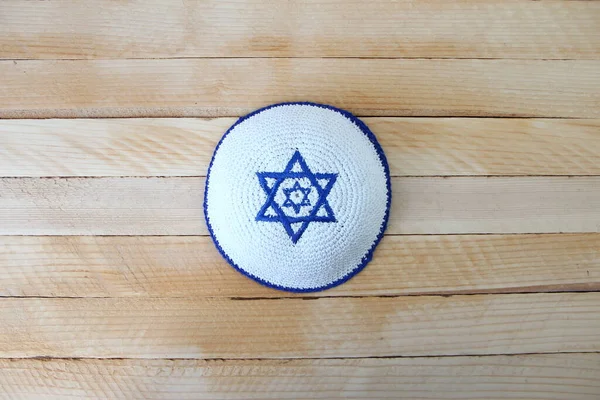 Chapéu Kippah Judaico Com Estrela David Fundo Madeira Com Espaço — Fotografia de Stock