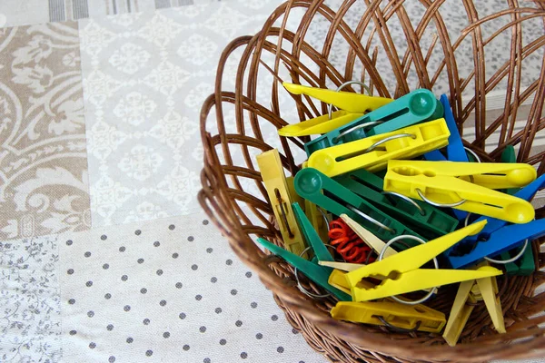 Hasır sepette çok renkli mandallar, yakın plan.