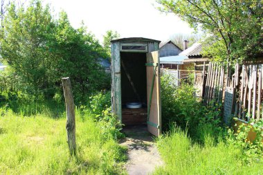 Yazın eski ahşap kırsal tuvalet