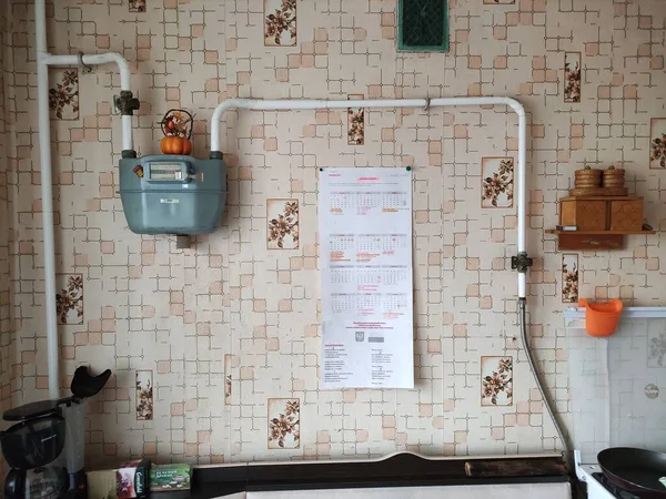 Mutfaktaki evde gaz borusu ve gaz sayacı, ev benzini ekipmanları.
