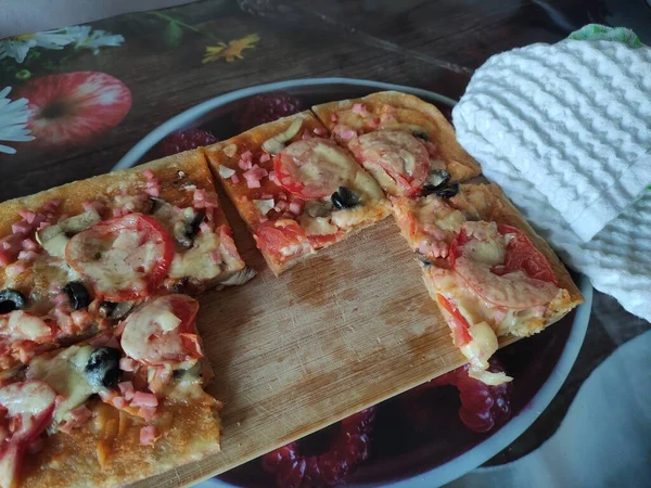 Zelfgemaakte Pizza Houten Plank — Stockfoto