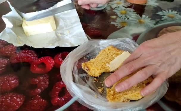 Wanita mengolesi mentega pada roti dan kemudian menggigit sepotong, sarapan, video — Stok Video