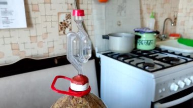 Ev yapımı şarap mutfakta kömürleşir.