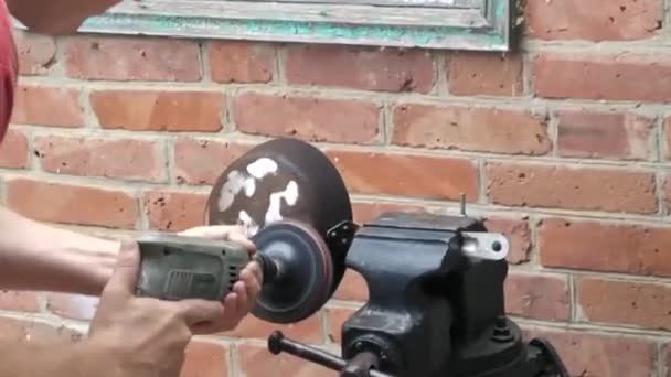 Master arbetar med en kvarn på trä utomhus — Stockvideo