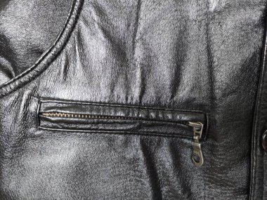 Deri yeleğin cebi dolu.