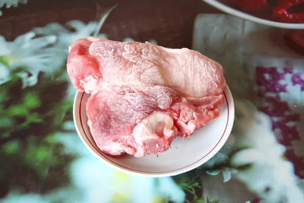 Кусок Замороженного Свинины Тарелке — стоковое фото