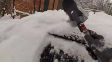 Adam arabasındaki karı temizliyor, birinci şahıs videosu.