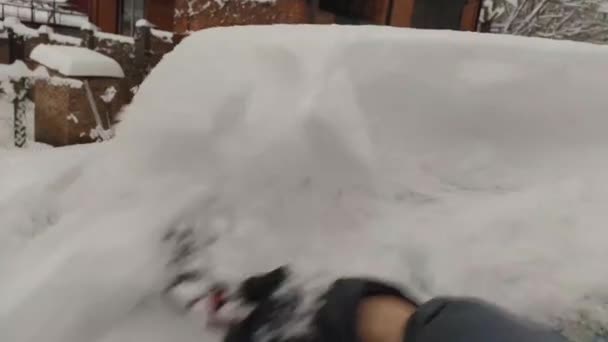 Человек убирает снег из своей машины, видео от первого лица — стоковое видео
