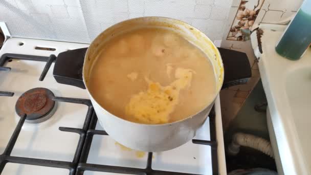 Kastrol hrachové polévky tvrdé vaří na kamnech — Stock video