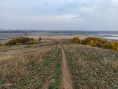 Sonbaharda tepeler arasında dar bir yol.