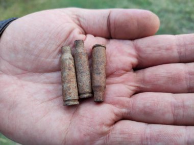 Avuçta paslı tüfek kılıfları var.