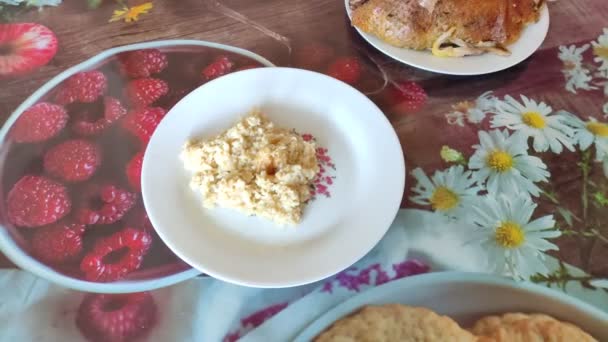 Mujer pone trozos de pato al horno con bulgur y pan en el plato — Vídeo de stock