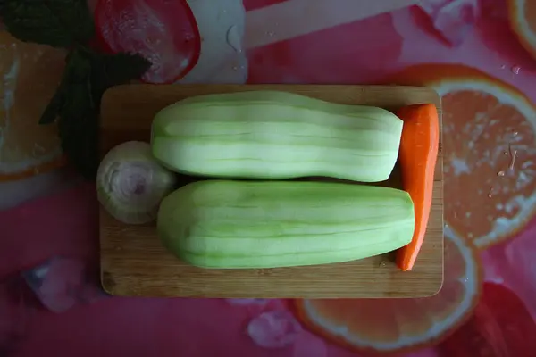 Zucchini Carrots Onion Cutting Board — Stock Photo, Image