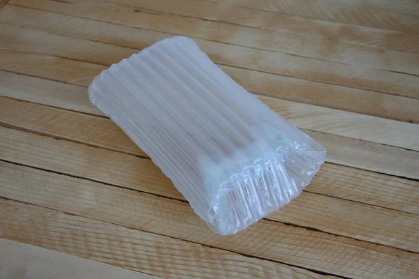 Plastic Opblaasbare Luchtschokbestendige Verpakking Houten Ondergrond — Stockfoto