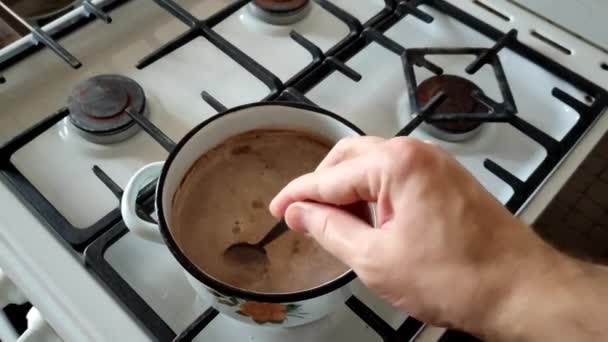 Masak Mengaduk Aduk Minuman Cokelat Mendidih Atas Kompor Dalam Panci — Stok Video