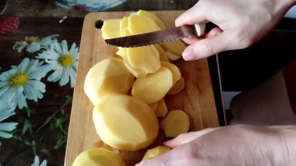 Mujer Corta Patatas Sobre Una Tabla Cortar Primer Plano Video — Vídeo de stock