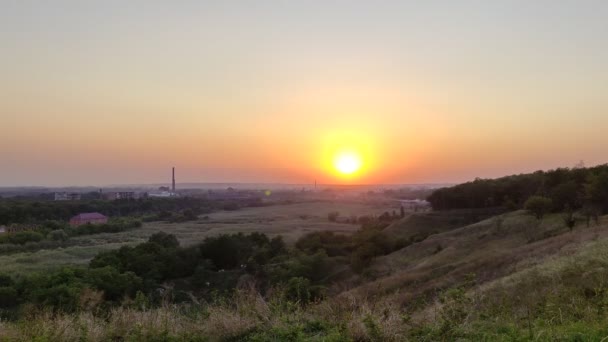 Pôr Sol Bonito Sobre Cidade Vista Colina Floresta Sol Paisagem — Vídeo de Stock