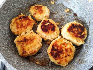 Tavada tavuklu pirzola.