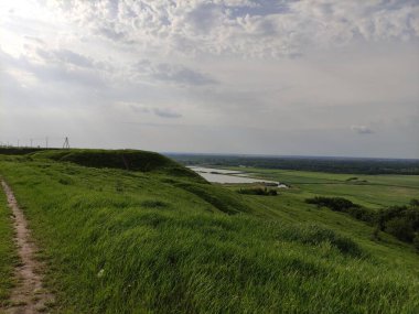 Suni rezervleri olan güzel bir yaz vadisi