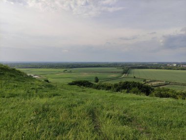 Suni rezervleri olan güzel bir yaz vadisi