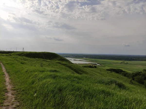 Suni rezervleri olan güzel bir yaz vadisi