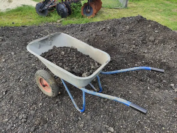 Taşlı el arabası, kömür veya gübre ve gübre.