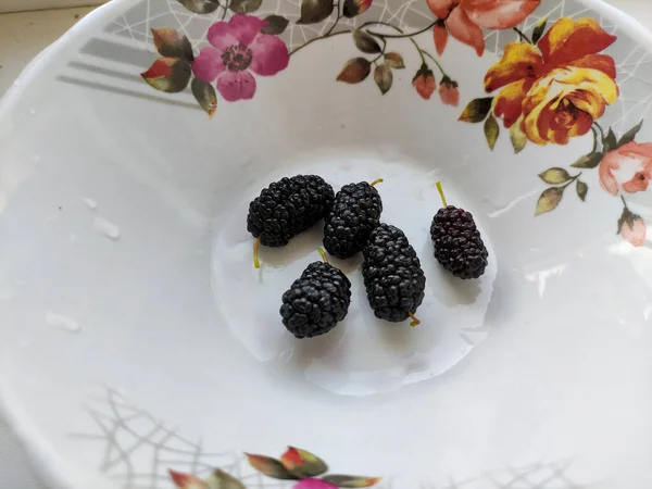 Maulbeeren Auf Dem Weißen Teller — Stockfoto