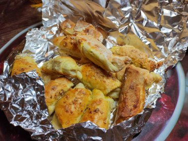 Folyoya sarılmış cevizli ev yapımı çörekler.