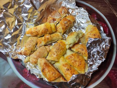 Folyoya sarılmış cevizli ev yapımı çörekler.