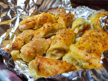 Folyoya sarılmış cevizli ev yapımı çörekler.