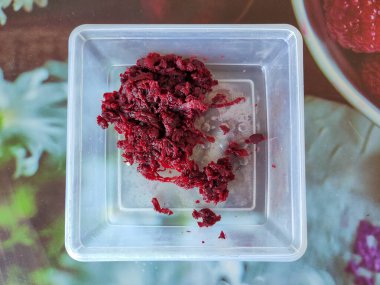 Yiyecek kabında pancar güveci