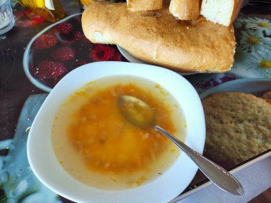 Masada çorba ve ekmek tabağı.