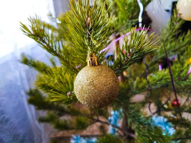 Noel ağacındaki Noel oyuncağı balosu, şenlikli bir fotoğraf.