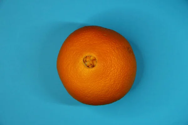 Μεγάλα Πορτοκαλί Φρούτα Στο Μπλε Φόντο — Φωτογραφία Αρχείου