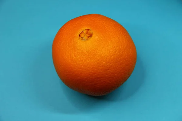Gros Fruit Orange Sur Fond Bleu — Photo