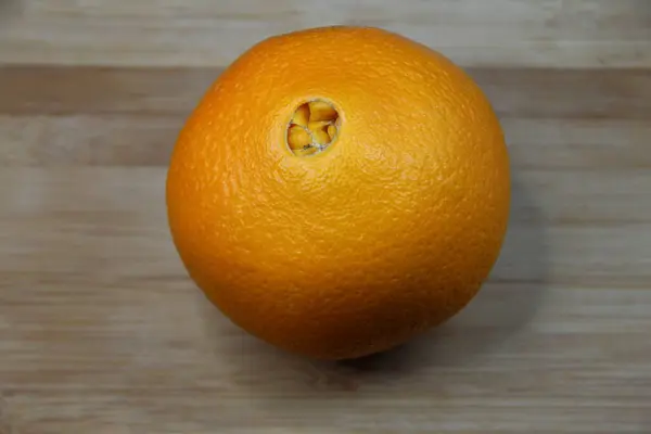 Große Orangefarbene Früchte Auf Dem Hölzernen Hintergrund Nahaufnahme — Stockfoto