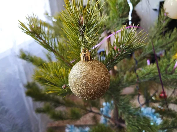 クリスマスツリー上のクリスマスのおもちゃのボール お祝いの写真を閉じる — ストック写真