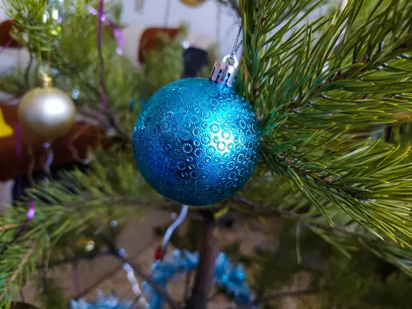 Blauwe Kerst Speelgoed Bal Een Kerstboom Feestelijke Foto Close — Stockfoto