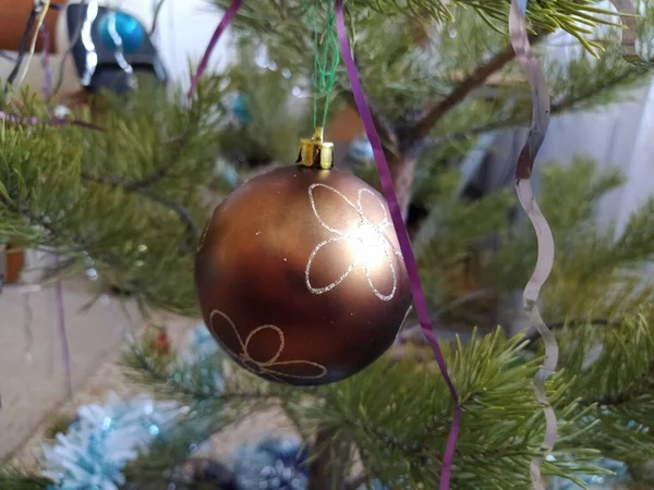 クリスマスツリー上の黄金のクリスマスのおもちゃのボール お祝いの写真を閉じる — ストック写真