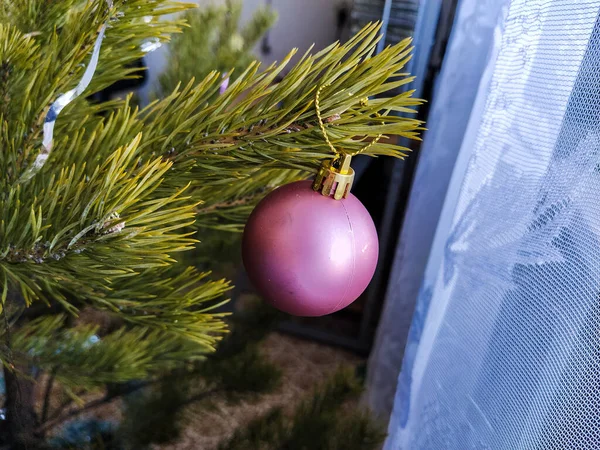 Kerstbal Een Kerstboom Feestelijke Foto Close — Stockfoto