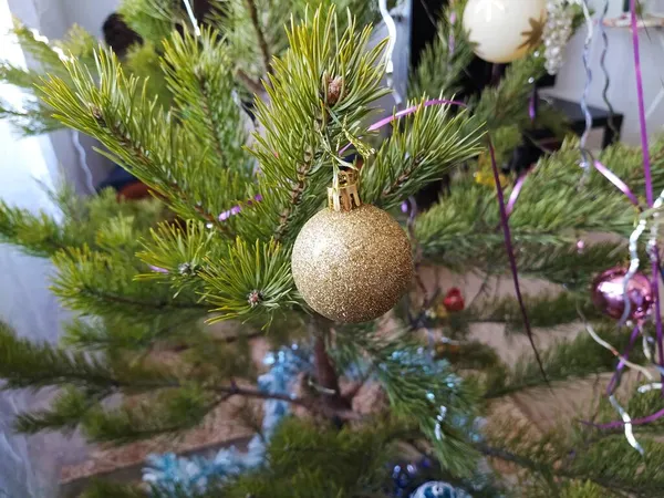 Χριστουγεννιάτικη Μπάλα Παιχνιδιού Ένα Χριστουγεννιάτικο Δέντρο Εορταστική Φωτογραφία Από Κοντά — Φωτογραφία Αρχείου