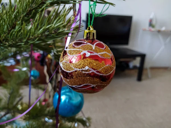 Karácsonyi Játék Labda Egy Karácsonyfa Ünnepi Fotó Közelről — Stock Fotó