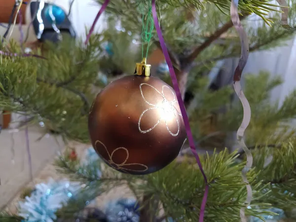 Χρυσή Χριστουγεννιάτικη Μπάλα Παιχνιδιού Ένα Χριστουγεννιάτικο Δέντρο Εορταστική Φωτογραφία Από — Φωτογραφία Αρχείου