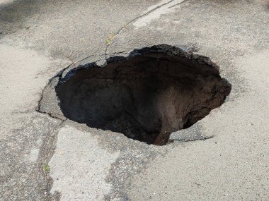 Asfaltta büyük bir delik, bir subatan.