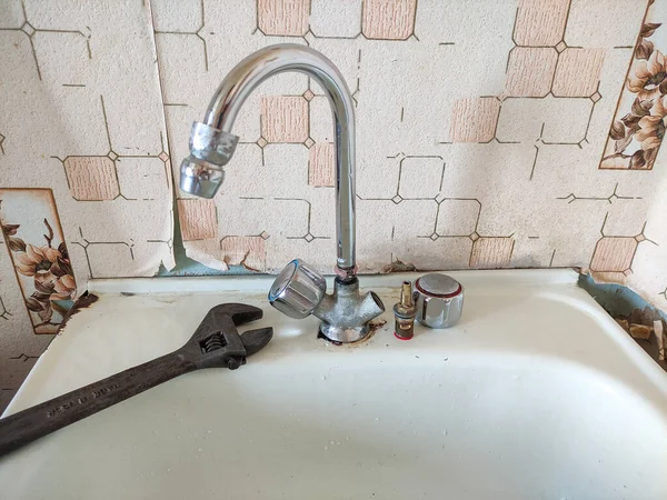 Reparação Torneira Água Substituição Uma Caixa Eixo Válvula — Fotografia de Stock