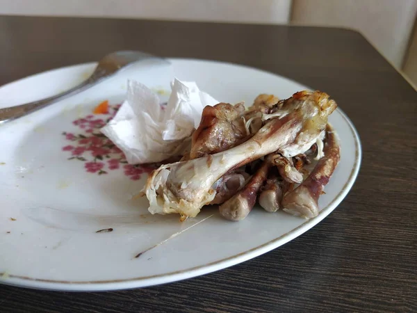 Hühnerknochen Auf Einem Schmutzigen Teller Nach Dem Essen — Stockfoto