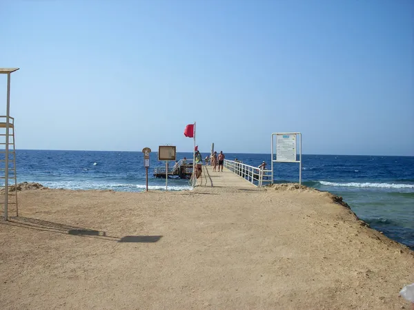 Gente Cammina Lungo Spiaggia — Foto Stock
