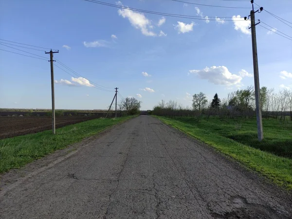 Strada Asfaltata Attraverso Campi Agricoli — Foto Stock